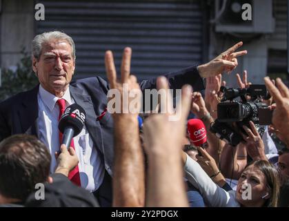 Tirana, Tirana, Albania. 11 settembre 2024. Sali Berisha, leader del Partito Democratico di opposizione albanese, si rivolge ai suoi sostenitori quando arriva all'ufficio del procuratore speciale anticorruzione (SPAK), dove deve essere accusato di corruzione da parte dei pubblici ministeri nazionali. (Credit Image: © Armando Babani/ZUMA Press Wire) SOLO PER USO EDITORIALE! Non per USO commerciale! Foto Stock