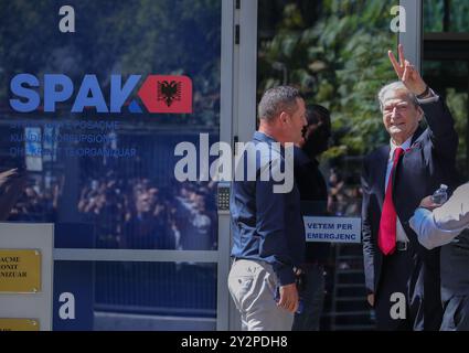 Tirana, Tirana, Albania. 11 settembre 2024. Sali Berisha, leader del Partito Democratico di opposizione albanese, flash a V per la vittoria come entrare nell'ufficio del procuratore speciale anticorruzione (SPAK) dove deve essere accusato di corruzione da parte dei procuratori nazionali. (Credit Image: © Armando Babani/ZUMA Press Wire) SOLO PER USO EDITORIALE! Non per USO commerciale! Foto Stock