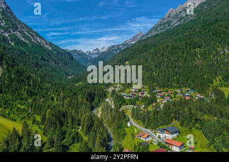 Mezza estate nella valle tirolese di Lech vicino a Vorderhornbach Foto Stock