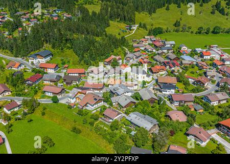 Mezza estate nella valle tirolese di Lech vicino a Vorderhornbach Foto Stock