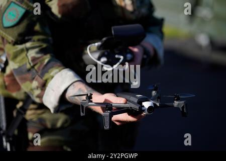 Alan James Harte, operatore di droni privato a 3 stelle, partecipa all'esercitazione di certificazione nazionale del gruppo europeo di battaglia presso il campo di Gormanstown a Co Meath. Data foto: Mercoledì 11 settembre 2024. Foto Stock