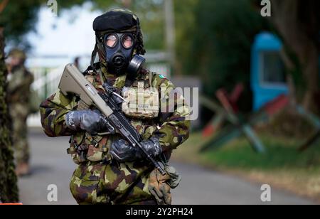 Alan James Harte, 3 stelle privato, indossa una tuta chimica, biologica, radiologica e nucleare (CBRN) mentre partecipa all'esercitazione di certificazione nazionale del gruppo di battaglia europeo presso il campo di Gormanstown a Co Meath. Data foto: Mercoledì 11 settembre 2024. Foto Stock