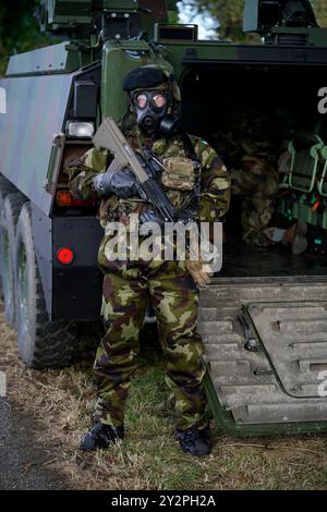 Alan James Harte, 3 stelle privato, indossa una tuta chimica, biologica, radiologica e nucleare (CBRN) mentre partecipa all'esercitazione di certificazione nazionale del gruppo di battaglia europeo presso il campo di Gormanstown a Co Meath. Data foto: Mercoledì 11 settembre 2024. Foto Stock