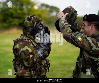 Alan James Harte, 3 stelle privato, indossa una tuta chimica, biologica, radiologica e nucleare (CBRN) mentre partecipa all'esercitazione di certificazione nazionale del gruppo di battaglia europeo presso il campo di Gormanstown a Co Meath. Data foto: Mercoledì 11 settembre 2024. Foto Stock