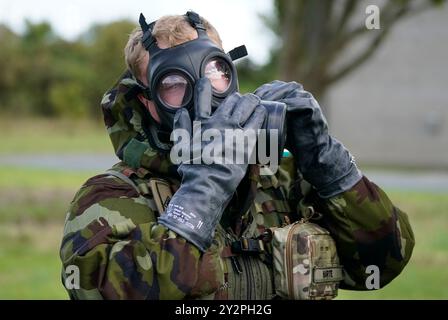 Alan James Harte, 3 stelle privato, indossa una tuta chimica, biologica, radiologica e nucleare (CBRN) mentre partecipa all'esercitazione di certificazione nazionale del gruppo di battaglia europeo presso il campo di Gormanstown a Co Meath. Data foto: Mercoledì 11 settembre 2024. Foto Stock