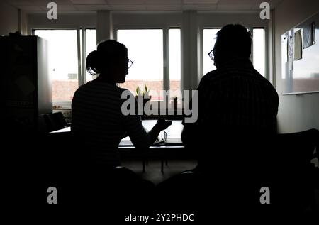 Kiel, Germania. 10 settembre 2024. Una squadra dell'unità Cold Case dell'Ufficio statale di investigazione criminale dello Schleswig-Holstein (LKA) di Kiel si siede a un tavolo di conferenza negli uffici dell'LKA durante una sessione fotografica. Credito: Christian Charisius/dpa/Alamy Live News Foto Stock