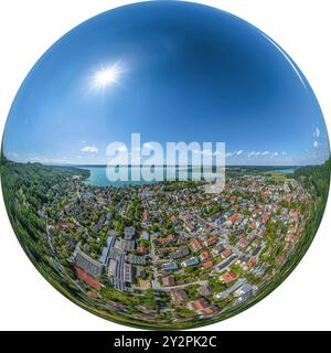 Vista di Herrsching sulla riva orientale del lago Ammersee nella regione di Fünfseenland Foto Stock