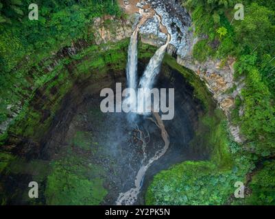 Vista aerea dall'alto della cascata Coban Sriti, della cascata Indonesia a Malang, Giava Est, Indonesia Foto Stock