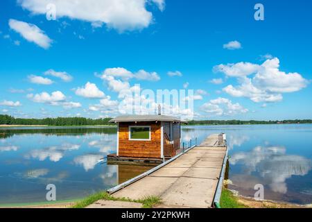 Sauna finlandese galleggiante sulla costa della baia di Värska. Lago Peipus, Estonia Foto Stock