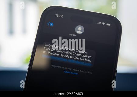 Betrugsversuch am smartphone Immer wieder versuchen Betrüger an Daten von arglosen smartphone-Nutzern zu kommen. SIE schreiben dazu WhatsApp oder SMS Nachrichten in denen zum Beispiel Links stecken, die dazu verleiten sollen, die eigenen Daten einzugeben. VOR allem Ältere Menschen werden oft Ziel solcher Angriffe, weil sie potentiell technisch nicht so bewandert sind. Oft wird auch vorgegaukelt, es wären Unfälle passiert, es müsse Kaution für ein Familienmitglied oder Gebühren beim Zoll für gekaufte Waren bezahlt werden. Die Polizei warnt vor diesen Maschen und sagt, man solle auf diese Nachri Foto Stock