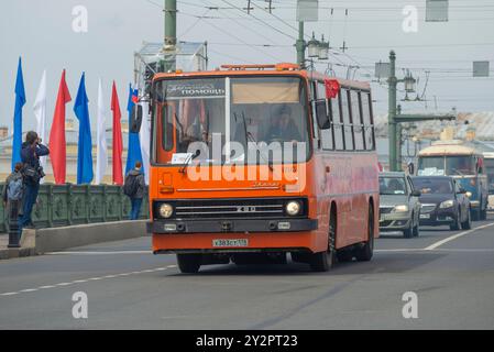 SAN PIETROBURGO, RUSSIA - 25 MAGGIO 2019: Autobus di assistenza tecnica costruito sulla base di Ikarus-280 alla parata dei trasporti retrò. Transp. Internazionale Foto Stock