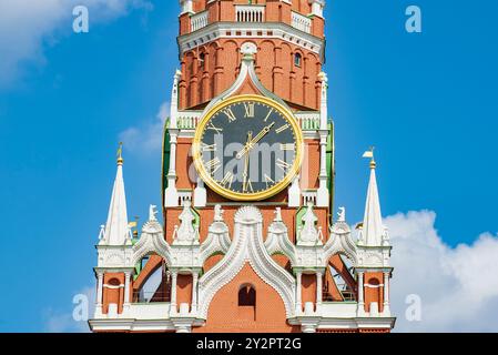 Orologio (campanelli) sulla Torre Spasskaya del Cremlino di Mosca in una giornata di sole. Mosca, Russia Foto Stock