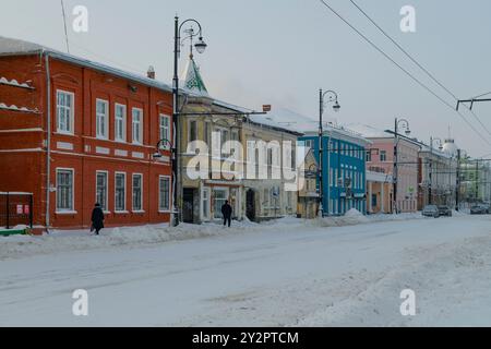 RYBINSK, RUSSIA - 01 GENNAIO 2024: Giorno nuvoloso di gennaio in via Krestovaya. Centro storico di Rybinsk Foto Stock