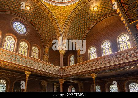 Praga, Repubblica Ceca - 27 maggio 2024: All'interno della sinagoga spagnola, la sinagoga più recente nella città ebraica di Praga, Repubblica Ceca Foto Stock