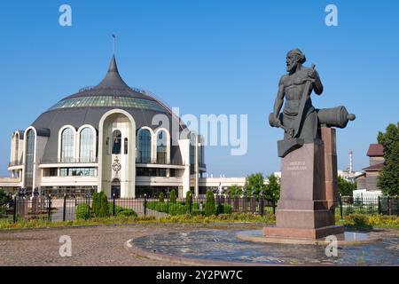 TULA, RUSSIA - 15 LUGLIO 2024: Monumento a Nikita Demidov (fondatore della dinastia degli industriali, dei metallurgisti e dei fabbri) e la costruzione di t Foto Stock