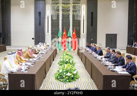 Riyadh, Arabia Saudita. 11 settembre 2024. Il Premier cinese li Qiang incontra il Segretario generale del Consiglio di cooperazione del Golfo (CCG) Jasem Mohamed Albudaiwi a Riyadh, Arabia Saudita, 11 settembre 2024. Crediti: Ding Lin/Xinhua/Alamy Live News Foto Stock