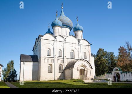 La cattedrale medievale della Natività della Beata Vergine Maria (1225) nel Cremlino di Suzdal in una soleggiata giornata di settembre. Regione di Vladimir, anello d'Oro Foto Stock