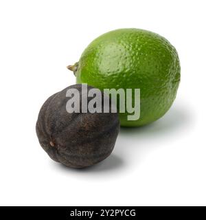 Lime nera, loomi e una calce verde fresca isolata su fondo bianco Foto Stock