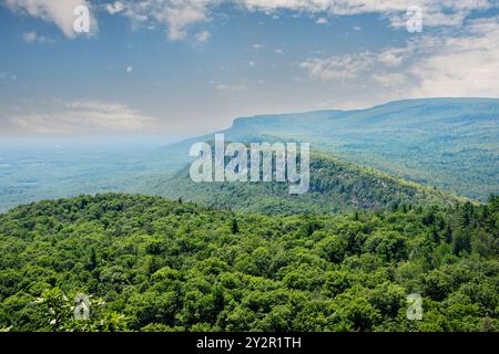 Vista panoramica delle montagne Shawangunk nella parte settentrionale di New Paltz, New York. Foto Stock