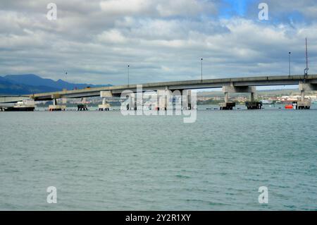 Ponte dell'Isola di Ford sotto il cielo nuvoloso Pearl Harbor Hawaii Foto Stock