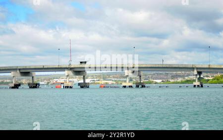 Ponte dell'Isola di Ford sotto il cielo nuvoloso Pearl Harbor Hawaii Foto Stock