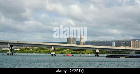 Ponte dell'Isola di Ford sotto il cielo nuvoloso Pearl Harbor Hawaii Foto Stock