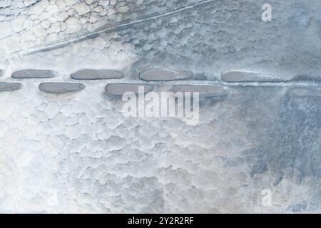Una fotografia aerea mostra le intricate saline utilizzate per l'estrazione del sale a Quero, Toledo, le superfici ruvide e i motivi formati dall'evaporatore Foto Stock