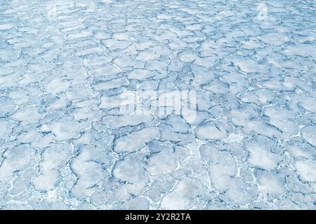 Una vista suggestiva del processo di estrazione del sale a Quero, Toledo, Spagna, caratterizzato da un paesaggio a motivi geometrici di terra secca e incrinata sotto un cielo limpido Foto Stock