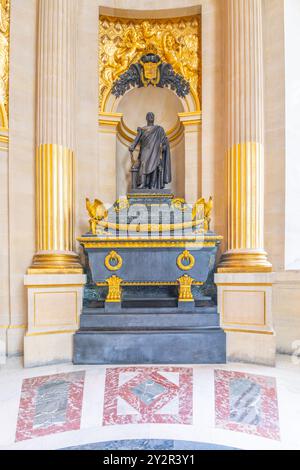 La tomba ornata di Jerome Bonaparte, con una statua e elementi decorativi, è esposta in modo prominente a Les Invalides, Parigi, in onore dell'eredità del fratello più giovane di Napoleone. Foto Stock