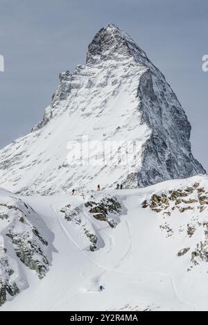 Questa immagine dinamica cattura gli scalatori mentre navigano sulle pendici ghiacciate e insidiose del Cervino nelle Alpi svizzere. Tutti gli individui non sono riconosciuti Foto Stock