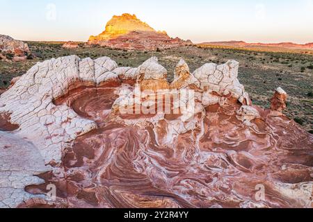 Splendida vista al tramonto delle formazioni rocciose uniche e vorticose di White Pocket nella Paria Canyon-Vermilion Cliffs Wilderness area, che mostra vibranti Foto Stock