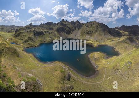 Dall'alto, questo incredibile scatto aereo cattura il maestoso Lacs d'Ayous, situato nel cuore dei Pirenei francesi. I vivaci contrasti delle acque blu Foto Stock