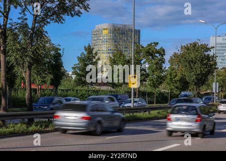 Zentrale des Unternehmens ADAC AM 10.09.2024 a München. Der Allgemeine Deutsche Automobil-Club e. V., kurz ADAC, ist der größte Verkehrsclub Europas mit Sitz a München. *** Sede della società ADAC il 10 09 2024 a Monaco di Baviera l'Allgemeine Deutsche Automobil Club e V, in breve ADAC, è il più grande club di traffico in Europa con sede a Monaco xMSx Foto Stock