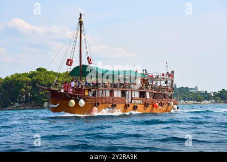 Porec, Istria, Croazia - 27 agosto 2024: Barca turistica sul mare al largo della costa di Parenzo, Croazia. Escursione lungo la costa adriatica *** Touristenboot auf dem Meer vor der Küste von Porec, Kroatien. Ausflugsfahrt entlang der Adriaküste Foto Stock