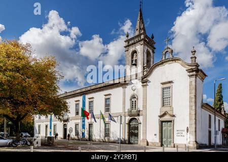 Vila Nova de Famalicao, Braga, Portogallo - 22 ottobre 2020: Dettaglio architettonico del Museo di Arte Sacra (museu arte sacra) nella città storica ce Foto Stock