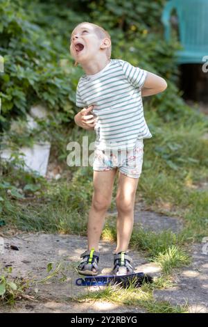 Un ragazzo straziante in giardino Foto Stock