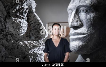 Dominique Lynch ammira le sculture che fanno parte della mostra Elisabeth Frink: Natural Connection presso la Weston Gallery nello Yorkshire Sculpture Park (YSP), a Wakefield, West Yorkshire. La collezione di opere dell'artista Dame Elisabeth Frink, famosa per le sue sculture e stampe di animali e figure umane, è stata curata da una collezione lasciata in eredità a YSP nel 2020 dalla famiglia dell'artista. Data foto: Mercoledì 11 settembre 2024. Foto Stock