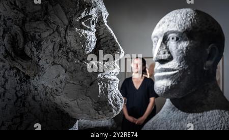 Dominique Lynch ammira le sculture che fanno parte della mostra Elisabeth Frink: Natural Connection presso la Weston Gallery nello Yorkshire Sculpture Park (YSP), a Wakefield, West Yorkshire. La collezione di opere dell'artista Dame Elisabeth Frink, famosa per le sue sculture e stampe di animali e figure umane, è stata curata da una collezione lasciata in eredità a YSP nel 2020 dalla famiglia dell'artista. Data foto: Mercoledì 11 settembre 2024. Foto Stock