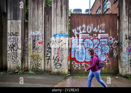 Il muro modernista Hollaway ai margini dell'università coperto di graffiti Foto Stock