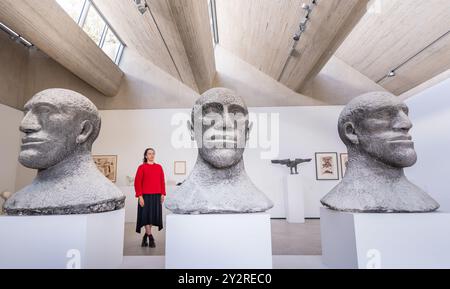 Dominique Lynch ammira le sculture che fanno parte della mostra Elisabeth Frink: Natural Connection presso la Weston Gallery nello Yorkshire Sculpture Park (YSP), a Wakefield, West Yorkshire. La collezione di opere dell'artista Dame Elisabeth Frink, famosa per le sue sculture e stampe di animali e figure umane, è stata curata da una collezione lasciata in eredità a YSP nel 2020 dalla famiglia dell'artista. Data foto: Mercoledì 11 settembre 2024. Foto Stock