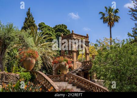 Gli «alveari» o le follie vittoriane nei giardini del Parco Trevelyan, Taormina, Sicilia, Italia Foto Stock