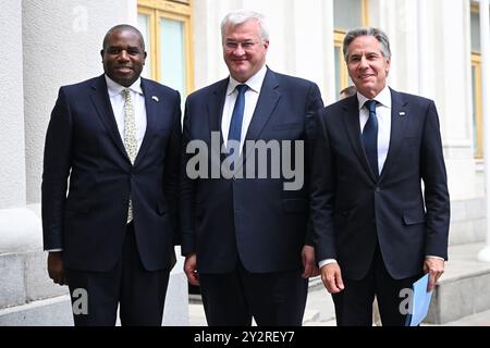 Il ministro degli Esteri David Lammy e il segretario di Stato degli Stati Uniti Antony Blinken sono accolti dal ministro degli Esteri ucraino Andrii Sybiha durante una visita a Kiev in Ucraina. Data foto: Mercoledì 11 settembre 2024. Foto Stock