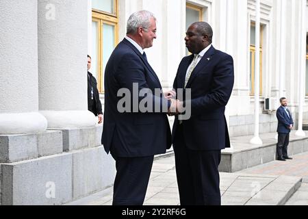 Il ministro degli Esteri David Lammy è accolto dal ministro degli Esteri ucraino Andrii Sybiha durante una visita a Kiev in Ucraina. Data foto: Mercoledì 11 settembre 2024. Foto Stock