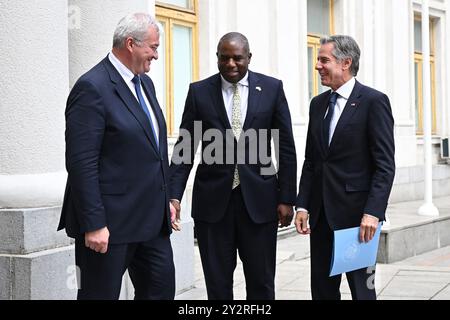 Il ministro degli Esteri David Lammy e il segretario di Stato degli Stati Uniti Antony Blinken sono accolti dal ministro degli Esteri ucraino Andrii Sybiha durante una visita a Kiev in Ucraina. Data foto: Mercoledì 11 settembre 2024. Foto Stock