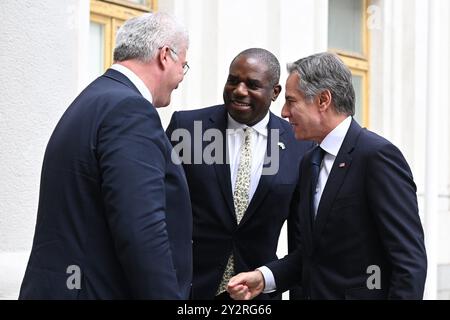 Il ministro degli Esteri David Lammy e il segretario di Stato degli Stati Uniti Antony Blinken sono accolti dal ministro degli Esteri ucraino Andrii Sybiha durante una visita a Kiev in Ucraina. Data foto: Mercoledì 11 settembre 2024. Foto Stock