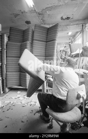 Effettivo 52-3-1971: Clima duro per mobili. L'industria norvegese dei mobili è entrata in un clima più duro. Le importazioni di mobili aumentano di anno in anno. La concorrenza per i clienti si è intensificata. Ci sono persino fabbriche che trovano più redditizio importare le merci dall'estero che produrle loro stesse. Foto: Sverre A. Børretzen/Aktuell/NTB ***FOTO NON ELABORATA*** il testo dell'immagine è tradotto automaticamente Foto Stock