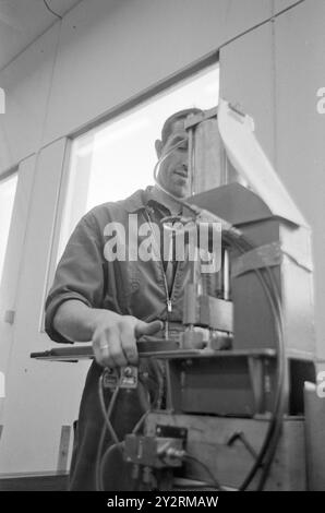 Effettivo 52-3-1971: Clima duro per mobili. L'industria norvegese dei mobili è entrata in un clima più duro. Le importazioni di mobili aumentano di anno in anno. La concorrenza per i clienti si è intensificata. Ci sono persino fabbriche che trovano più redditizio importare le merci dall'estero che produrle loro stesse. Foto: Sverre A. Børretzen/Aktuell/NTB ***FOTO NON ELABORATA*** il testo dell'immagine è tradotto automaticamente Foto Stock