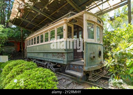 Carrozza tram in disuso nel Giardino Sud del Santuario Heian-jingu, Kyoto, Giappone Foto Stock