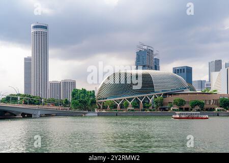 Singapore - 13 giugno 2024: Veduta di Marina Bay Sands a Singapore. Paesaggio cittadino al cielo blu del giorno. Concetto di viaggio Foto Stock