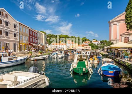 Bellissimo porto colorato di veli Losinj sul mare Adriatico in Croazia Foto Stock